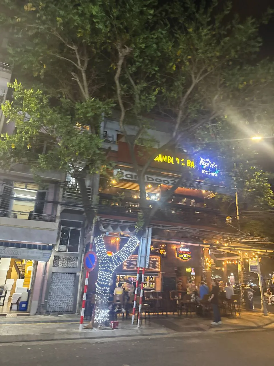 다낭의 한강변에 위치한 맥주 가게