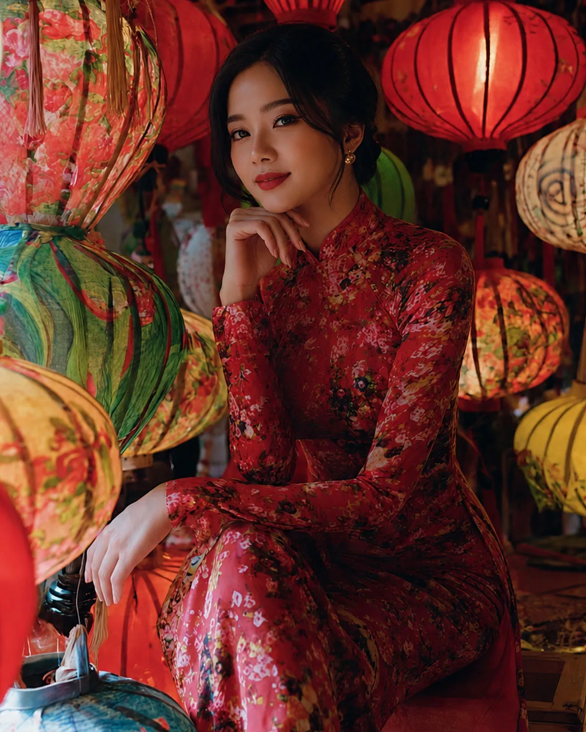 다낭의 전통 조명 속에 다리를 꼬고 전통 복장 아오자이를 입고 있는 에코걸 여성