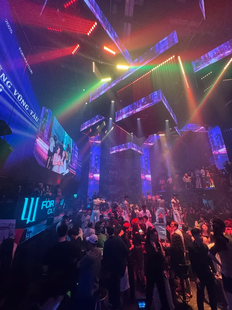 포유 클럽 메인 스테이지 모습