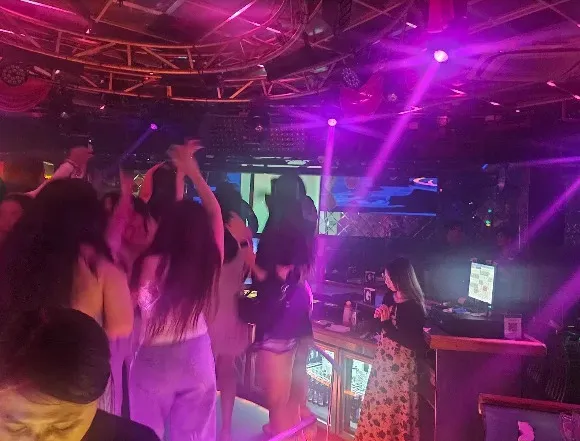 뉴 골든파인 클럽의 중앙 메인 스테이지의 방문객들