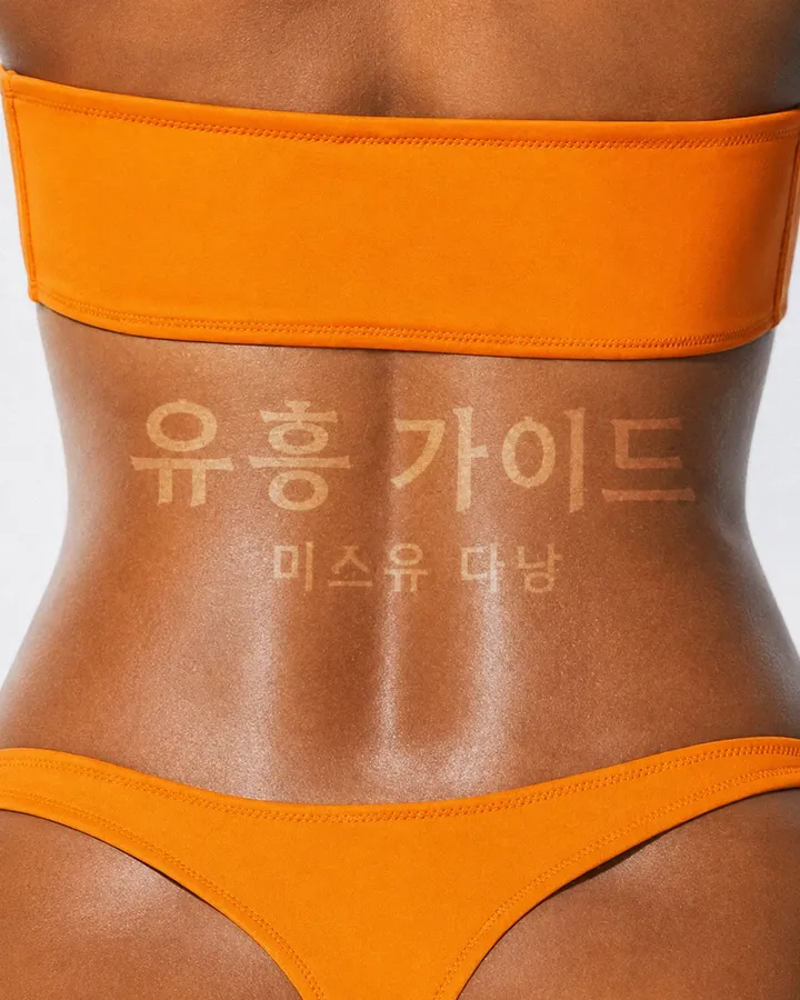 태닝을 짙게 한 여인의 뒷모습
